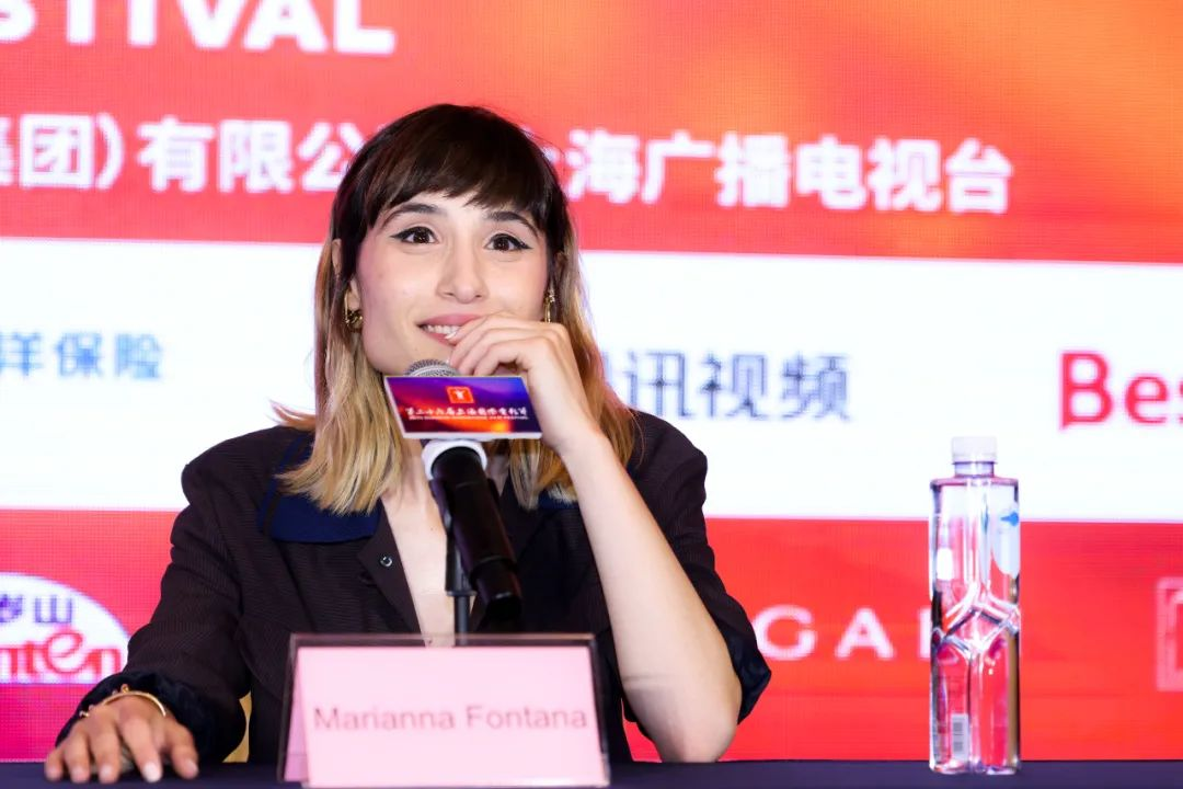 女主安娜.png
