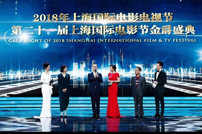 电影幕后工作者代表4K胶片修复师胡玉娥(左二)、电影字幕翻译员张国辉(左三)、原上海曹杨电影院美工师李树德(右二)被请上盛典舞台.jpg