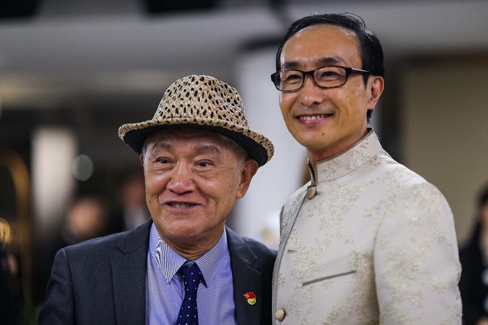 牛犇(左)代表上影演员剧团现身,在红毯上与巩汉林(右)合影.jpg