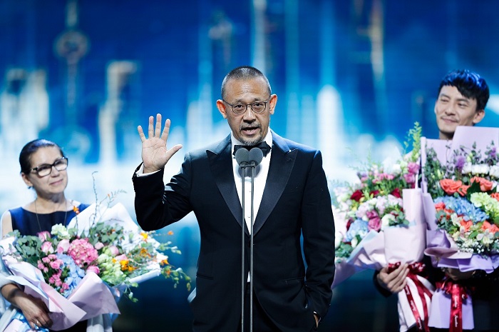 本届金爵奖评委会主席姜文上台致敬谢晋导演,讲述当年《芙蓉镇》幕后.jpg