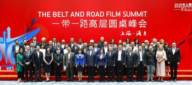“一带一路”高层圆桌峰会与会嘉宾合影留念.jpg