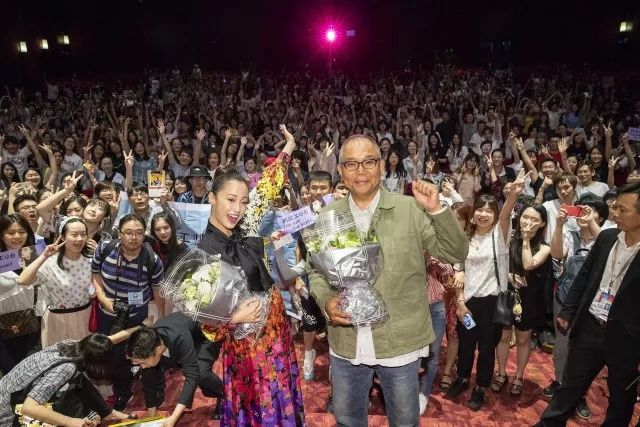 导演犬童一心、女主角泽尻英龙华与现场观众合影.jpg